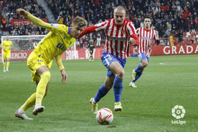 Kravets presiona a Iván Alejo (Foto: LaLiga).