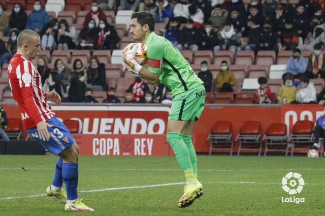 Mariño atrapa el esférico en el Sporting-Cádiz de Copa (Foto: LaLiga).