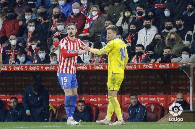 Borja López disputa con Iván Alejo en el Sporting-Cádiz de Copa del Rey (Foto: LaLiga).