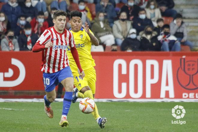 Nacho Méndez defiende ante Arzamendia en el Sporting-Cádiz de Copa del Rey (Foto: LaLiga).