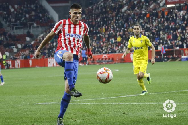 Djuka controla un balón en el Sporting-Cádiz de Copa del Rey (Foto: LaLiga).