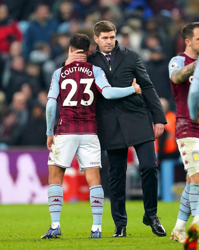 Coutinho, durante su debut con el Aston Villa, saluda a su entrenador (Foto: Cordon Press).