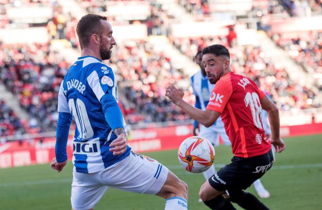 Jugada entre Darder y Jaume Costa en el Mallorca-Espanyol (FOTO: EFE).