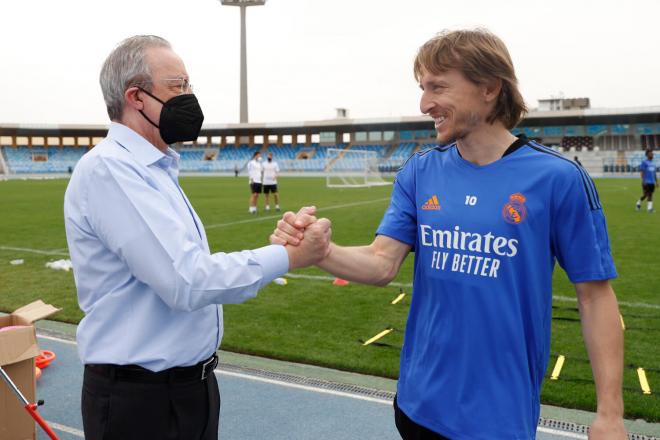 Florentino Pérez saluda a Luka Modric en una sesión del Real Madrid (Foto: RM).