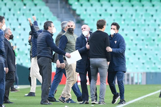 Monchi y Silva, entrenador de porteros, intentan llevarse a Lopetegui de la discusión con Pellegrini (Foto: Kiko Hurtado).