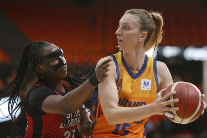 Dura derrota al límite en la Fonteta ante Spar Girona (55-61)