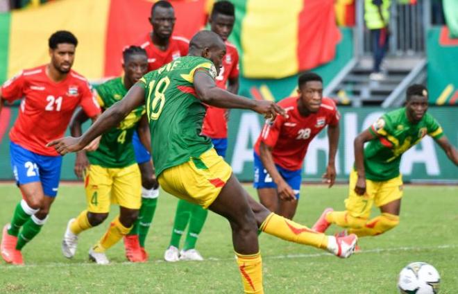 Janko ve cómo Mali lanza el penalti en la Copa de África.