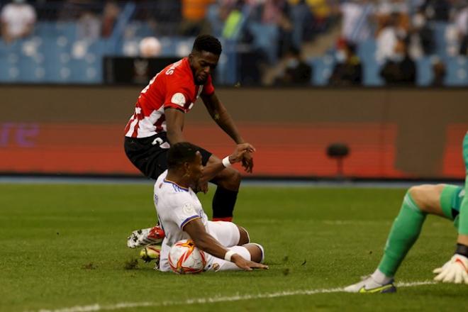 La acción del posible penalti por mano de Alaba ante el Athletic Club (Foto: Julio Muñoz / EFE).