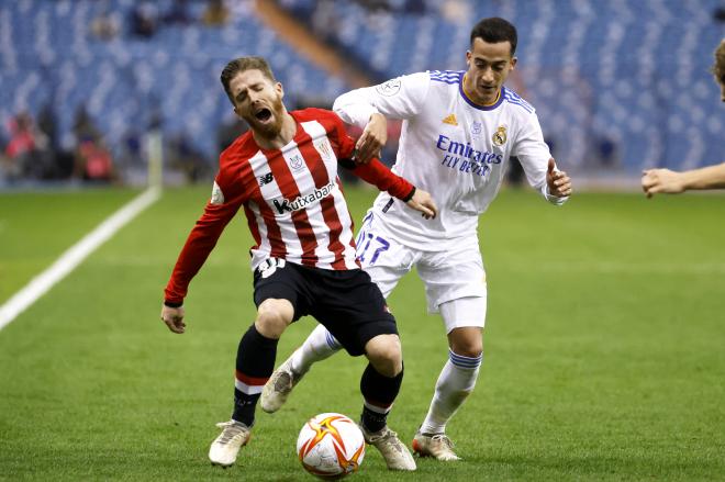 Iker Muniain se duele ante Lucas Vázquez en la final de Supercopa frente al Real Madrid (Foto: RFEF).