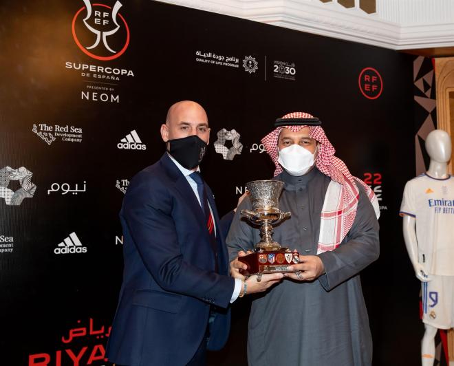 El presidente de la RFEF, Luis Rubiales, entrega el trofeo al presidente de la Federación de Fútbol de Arabia.