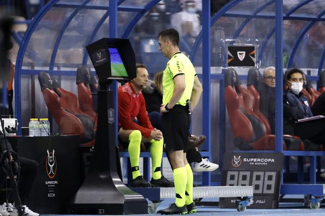 Soto Grado consulta el VAR en la final de la Supercopa Athletic - Real Madrid (Foto: RFEF).