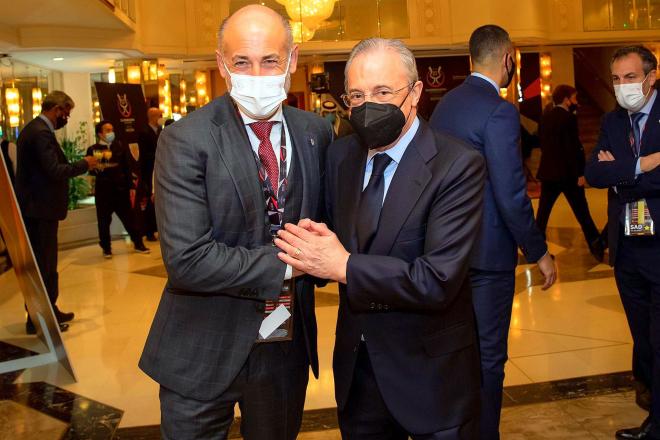 El presidente del Athletic Club, Aitor Elizegi, se saluda en Arabia Saudita con el del Real Madrid, Florentino Pérez.