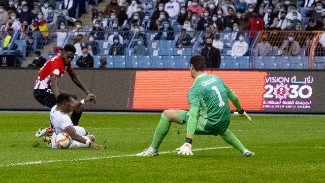 La polémica mano de Alaba en la final de la Supercopa perdida contra el Real Madrid (Foto: Athleti
