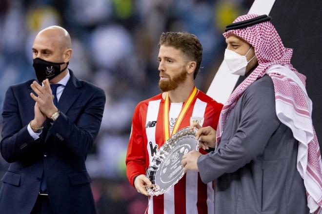 Iker Muniain recibe la bandeja de subcampeón en la Supercopa de Arabia (Foto: Athletic Club.