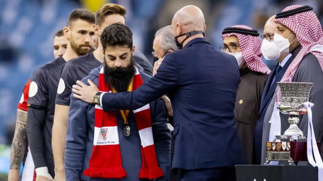 Rubiales consuela a un tocado Asier Villalibre tras la final de la Supercopa de Arabia (Foto: Athletic Club.