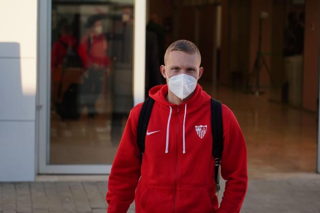 Augustinsson, en la salida del Sevilla hacia Valencia (Foto: SFC).