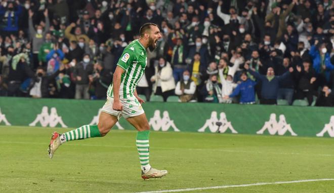 Borja Iglesias celebra uno de sus dos tantos ante el Alavés (Foto: Kiko Hurtado).