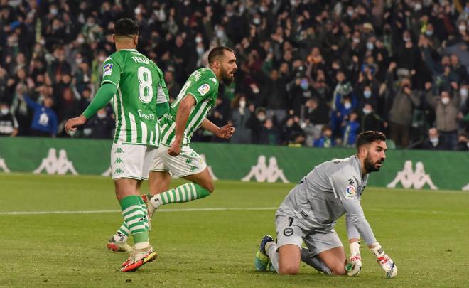 Borja Iglesias celebra un gol junto a Fekir (Foto: Kiko Hurtado).