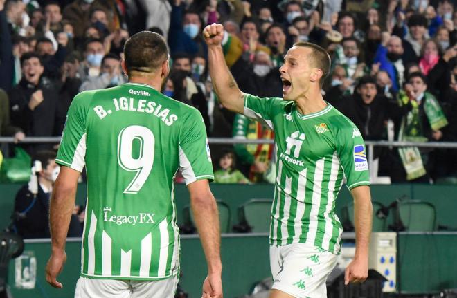 Borja Iglesias y Canales celebran el gol del cántabro al Alavés (Foto: Kiko Hurtado).