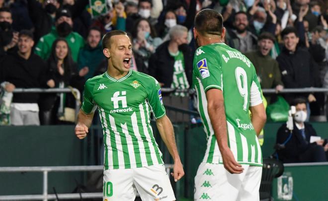 Canales celebra un gol con Borja Iglesias (Foto: Kiko Hurtado)