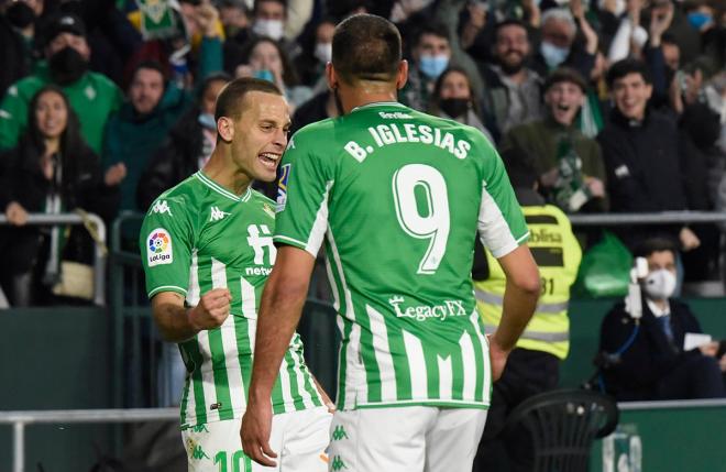 Canales celebra un gol con Borja Iglesias (Foto: Kiko Hurtado)