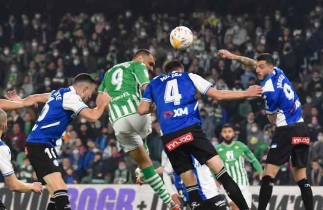 La imagen del gol de Borja Iglesias al Alavés (Foto: Kiko Hurtado)