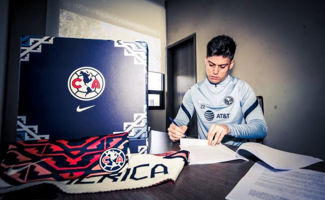 Meré firma su contrato con Club América (Foto: Twitter).