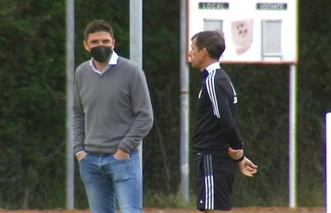 Rubén Reyes y Ziganda dialogan durante un entrenamiento (Foto. Real Oviedo).