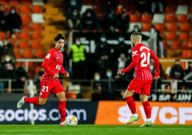 Óliver Torres y Papu Gómez, en el partido del Sevilla en Mestalla (Foto: Cordon Press).