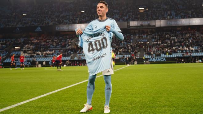 Aspas muestra la camiseta conmemorativa de los 400 partidos (Foto: RC Celta).