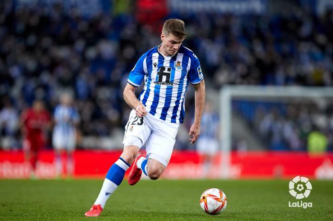 Alexander Sorloth conduce la pelota durante el Real Sociedad-Atleti (Foto: LaLiga).