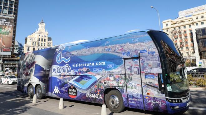 Autobús del Dépor con la imagen de la ciudad de A Coruña (Foto: RCD).