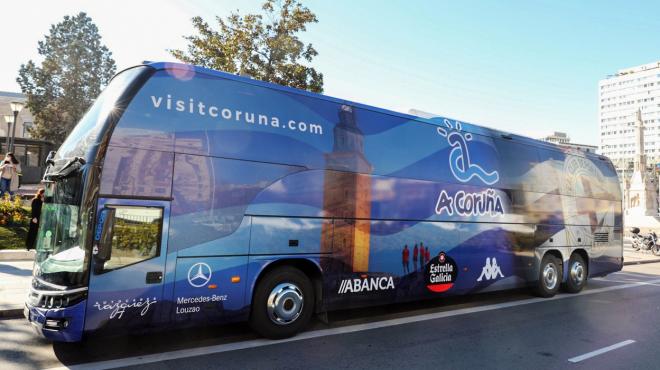 Imagen de la Torre de Hércules en el autobús del Deportivo (Foto: RCD).