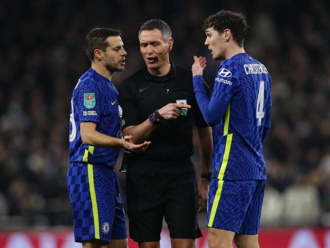 César Azpilicueta y Andreas Christensen se quejan ante el árbitro en un partido del Chelsea (Foto)