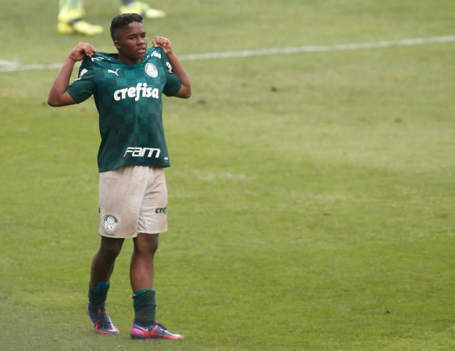 Endrick, seguido por Florentino Pérez, en un partido del Palmeiras (FOTO: Cordón Press).
