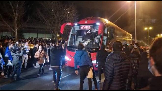 Llegada del autobús del Atlético de Madrid al estadio de Anoeta.