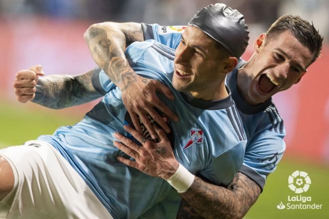 Santi Mina abraza a Hugo Mallo para celebrar el gol del capitán al Osasuna (Foto: LaLiga).