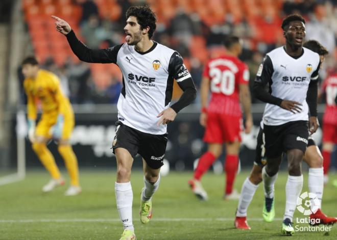 Guedes celebra su gol en el Valencia CF - Sevilla FC (Foto: LaLiga).
