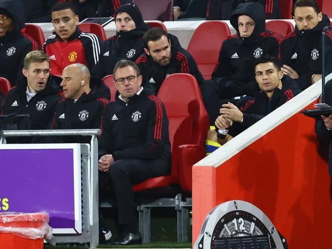 Cristiano Ronaldo, enfadado junto a Rangnick durante el Brentford-Manchester United (Foto: Cordon P