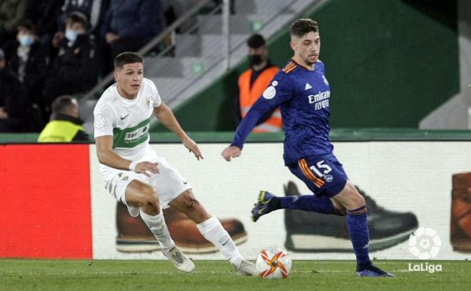 Fede Valverde, delante de Guido Carrillo (Foto: LaLiga).