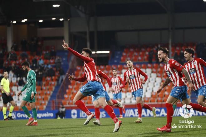 Chris Ramos celebra su gol al Almería.