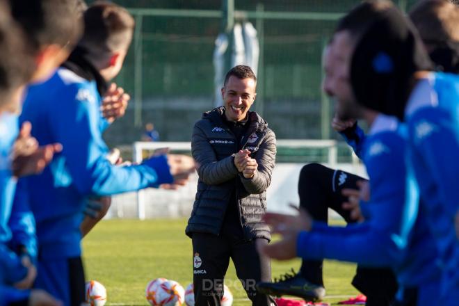 Borja Jiménez sonriendo ante los aplausos de sus jugadores (Foto: RCD).