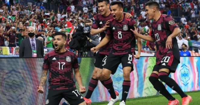 'Tecatito' Corona celebra un gol con México.