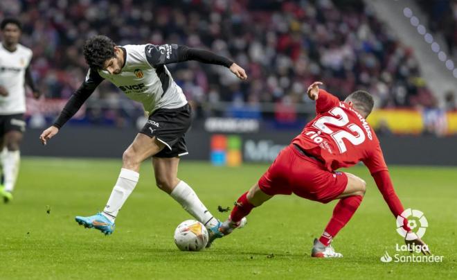 Gonçalo Guedes se marcha de Mario Hermoso en el Atlético de Madrid-Valencia (Foto: LaLiga).