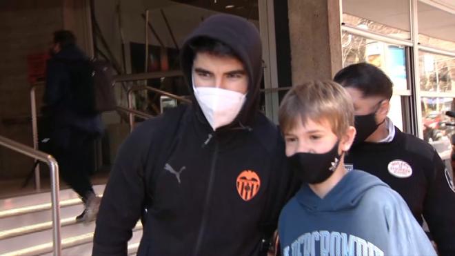 Carlos Soler se fotografía con un joven aficionado a la llegada del Valencia a Madrid sin Wass