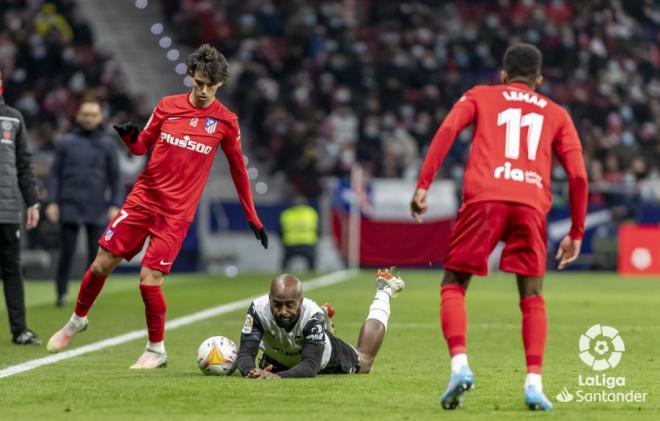 Foulquier cae al suelo en la última derrota del Valencia en el Wanda (Foto: LaLiga).