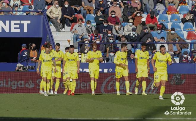 Los jugadores del Cádiz celebran el gol de Negredo al Levante (Foto: LaLiga).