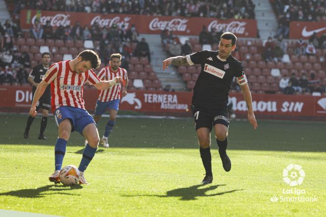 Guille Rosas juega la pelota durante el Real Sporting-Amorebieta en El Molinón (Foto: LaLiga).