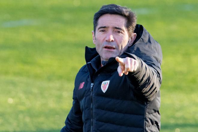 Marcelino marca la pauta al equipo entrenando este invierno en Lezama (Foto: Athletic Club).