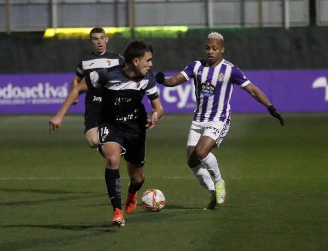Paulo Vitor, con el balón, ante el Tudelano (Foto: Real Valladolid).